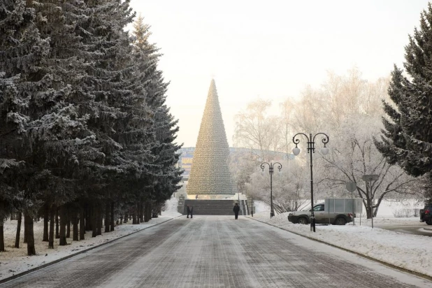 Строительство снежного городка в Барнауле.