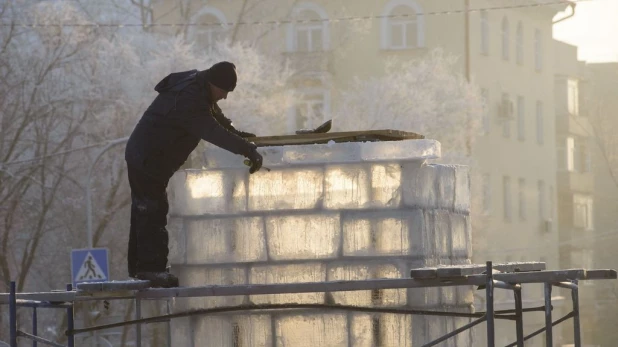 Строительство снежного городка в Барнауле.