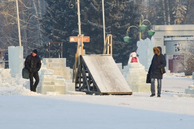 Строительство снежного городка в Барнауле.