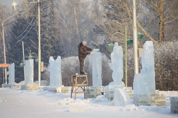 Строительство снежного городка в Барнауле.