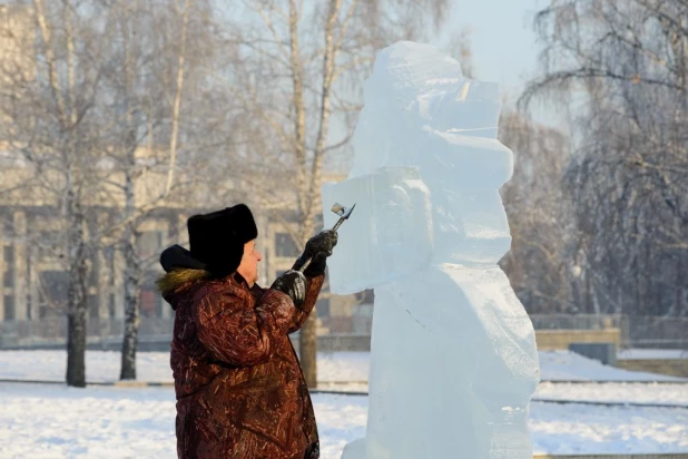 Строительство снежного городка в Барнауле.