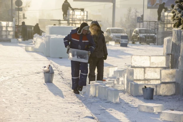 Строительство снежного городка в Барнауле.