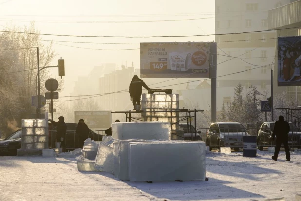 Строительство снежного городка в Барнауле.