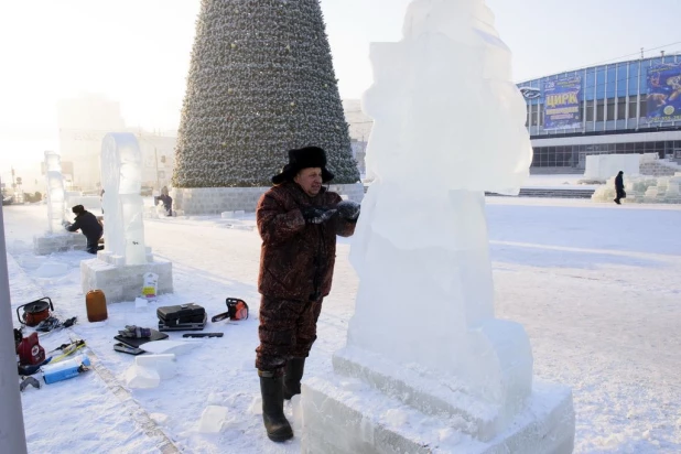 Строительство снежного городка в Барнауле.