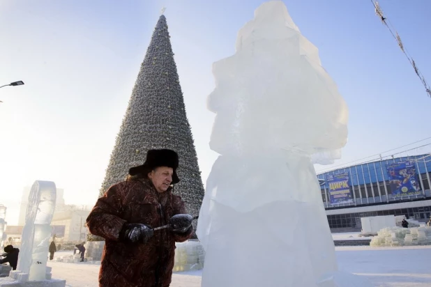 Строительство снежного городка в Барнауле.