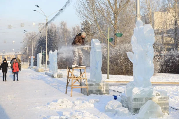 Строительство снежного городка в Барнауле.