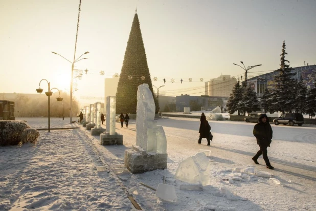 Строительство снежного городка в Барнауле.