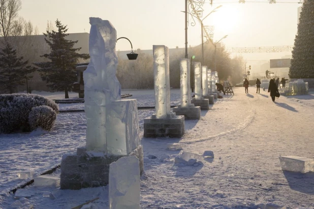 Строительство снежного городка в Барнауле.