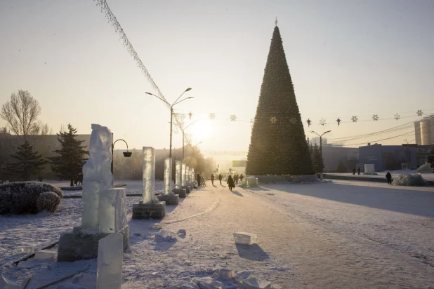 Строительство снежного городка в Барнауле.