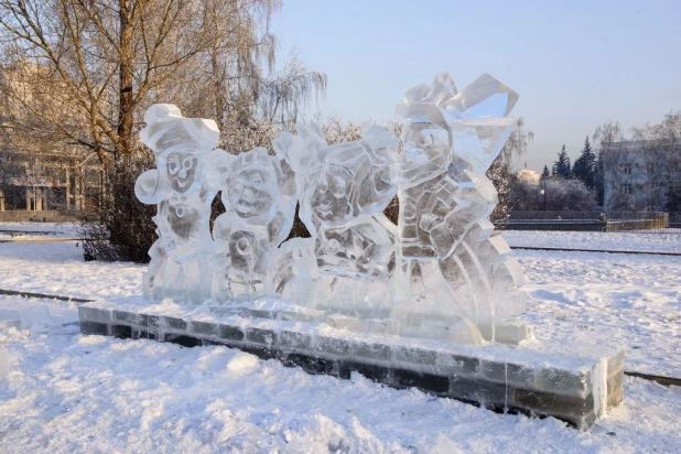 Строительство снежного городка в Барнауле.