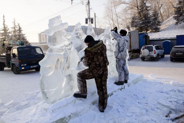 Строительство снежного городка в Барнауле.