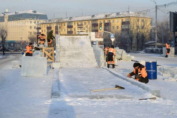 Строительство снежного городка в Барнауле.