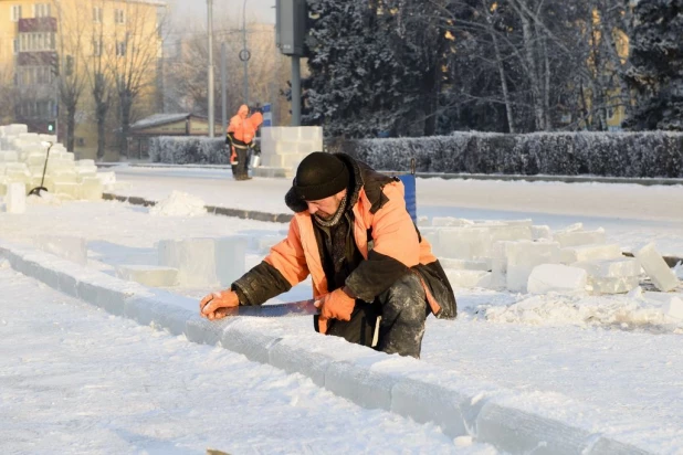 Строительство снежного городка в Барнауле.