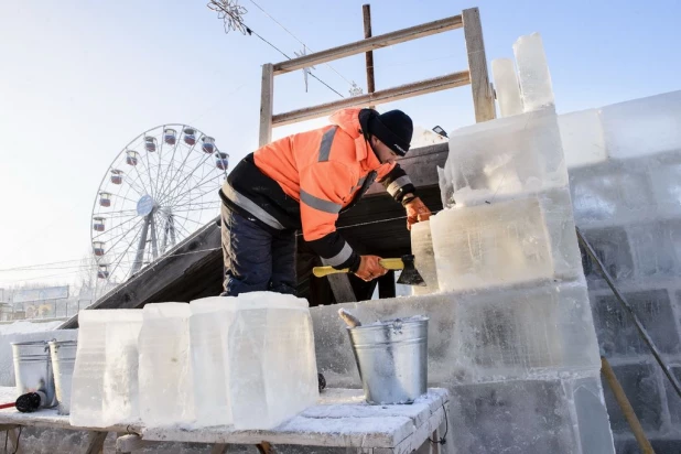 Строительство снежного городка в Барнауле.