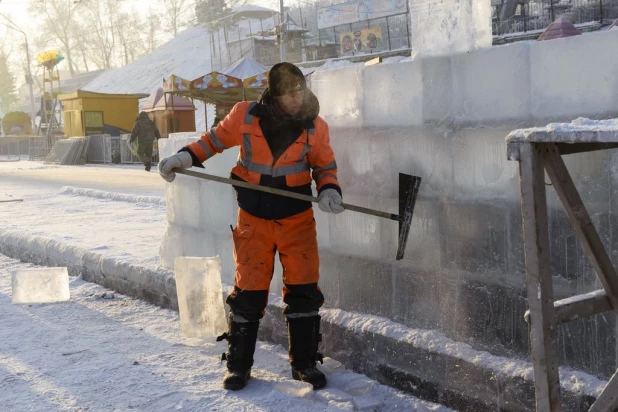 Строительство снежного городка в Барнауле.