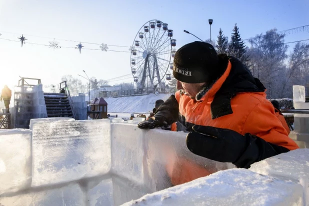 Строительство снежного городка в Барнауле.