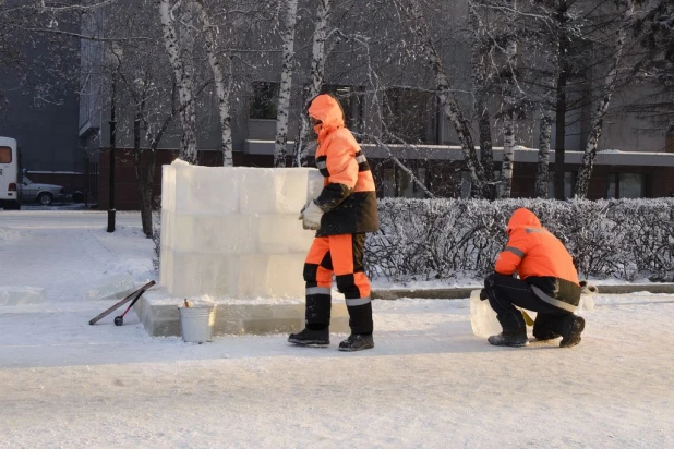 Строительство снежного городка в Барнауле.