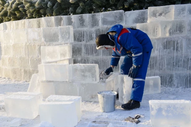 Строительство снежного городка в Барнауле.