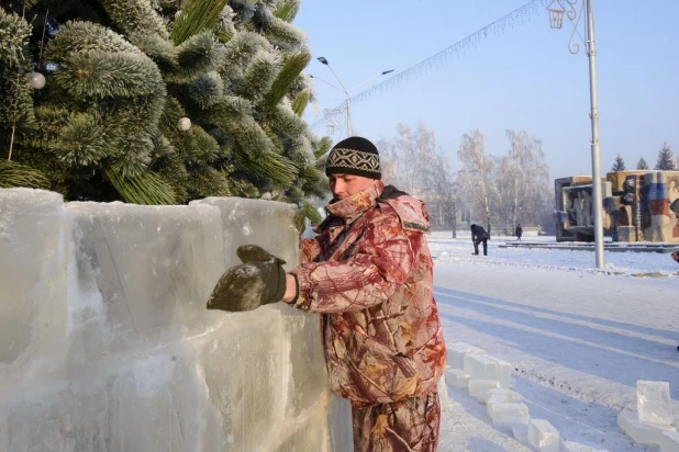 Строительство снежного городка в Барнауле.