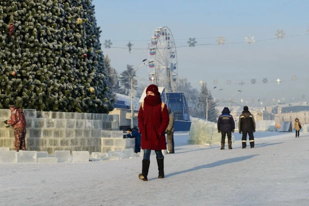 Строительство снежного городка в Барнауле.