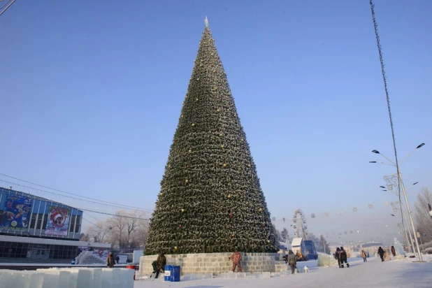 Строительство снежного городка в Барнауле.