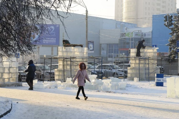 Строительство снежного городка в Барнауле.