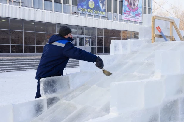 Строительство снежного городка в Барнауле.