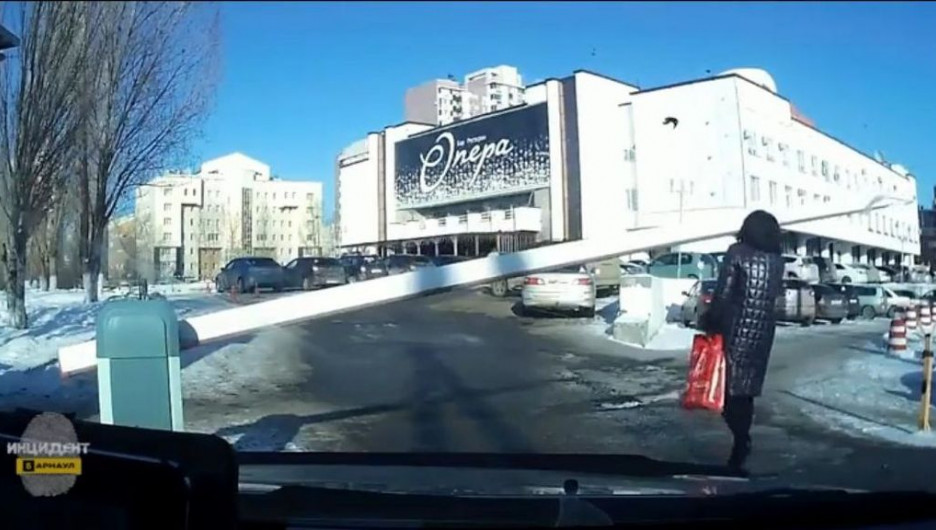 В Барнауле своенравный шлагбаум атаковал женщину.