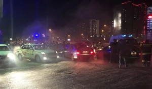 В Барнауле в массовом ДТП на заправке погиб водитель автомобиля Nissan.