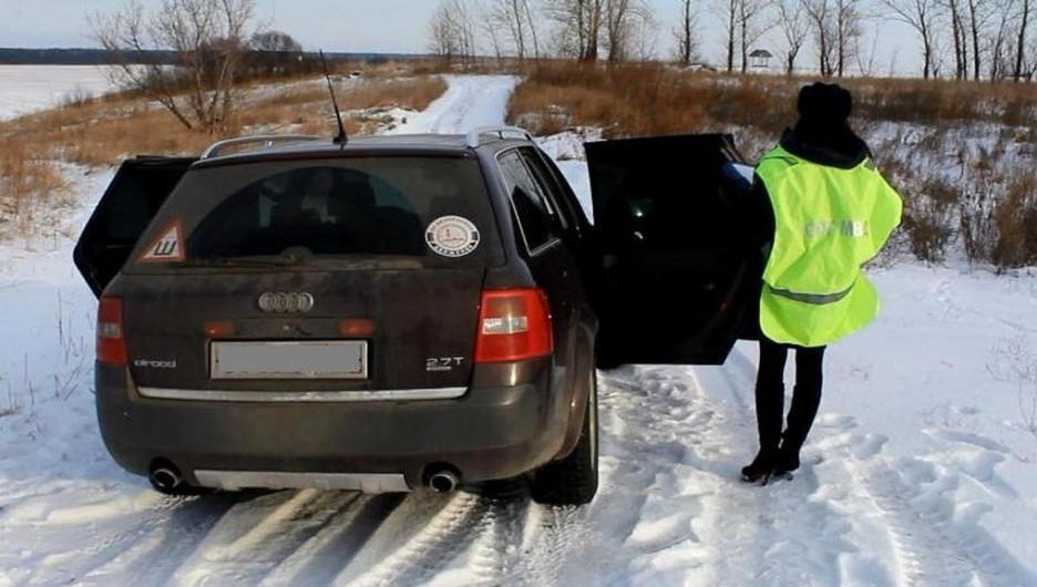 В Алтайском крае мужчины угнали автомобиль Audi и взяли водителя в заложники.