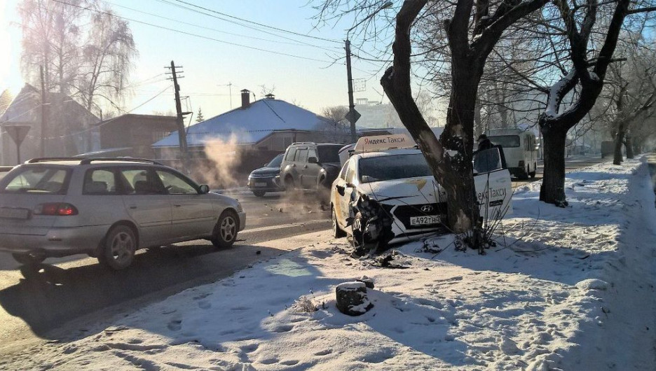 В Барнауле после жесткого ДТП автомобиль Яндекс.Такси влетел в дерево.
