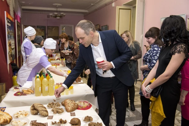 Компания "Аникс" меняется для покупателя.