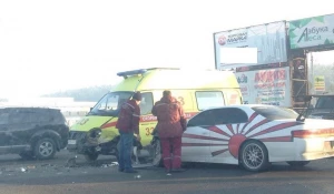 В Барнауле иномарка протаранила машину скорой помощи.
