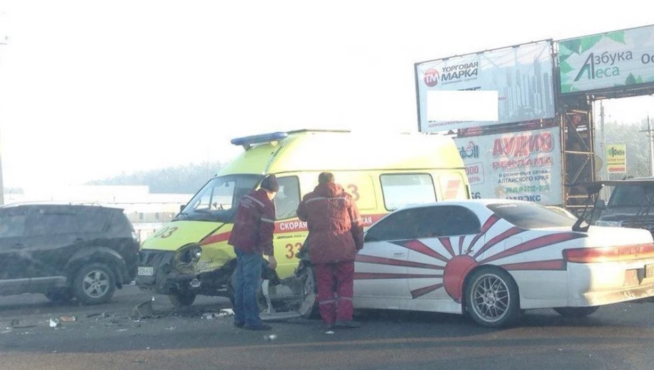 В Барнауле иномарка протаранила машину скорой помощи.
