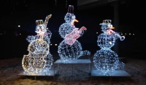В центре Барнаула появились светящиеся снеговики-музыканты.