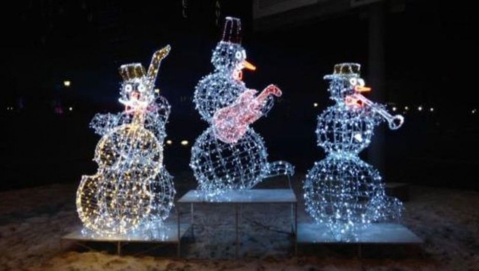 В центре Барнаула появились светящиеся снеговики-музыканты.