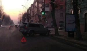 В Барнауле внедорожник Mitsubishi влетел в дерево.
