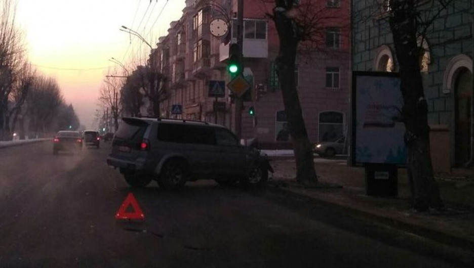 В Барнауле внедорожник Mitsubishi влетел в дерево.