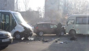 ДТП с участием маршруток и автомобиля Toyota.