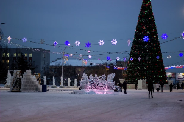 Новогодняя елка в Барнауле на площади Сахарова.