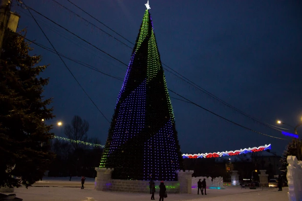 Новогодняя елка в Барнауле на площади Сахарова.