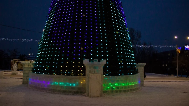 Новогодняя елка в Барнауле на площади Сахарова.