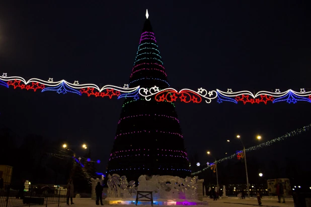 Новогодняя елка в Барнауле на площади Сахарова.