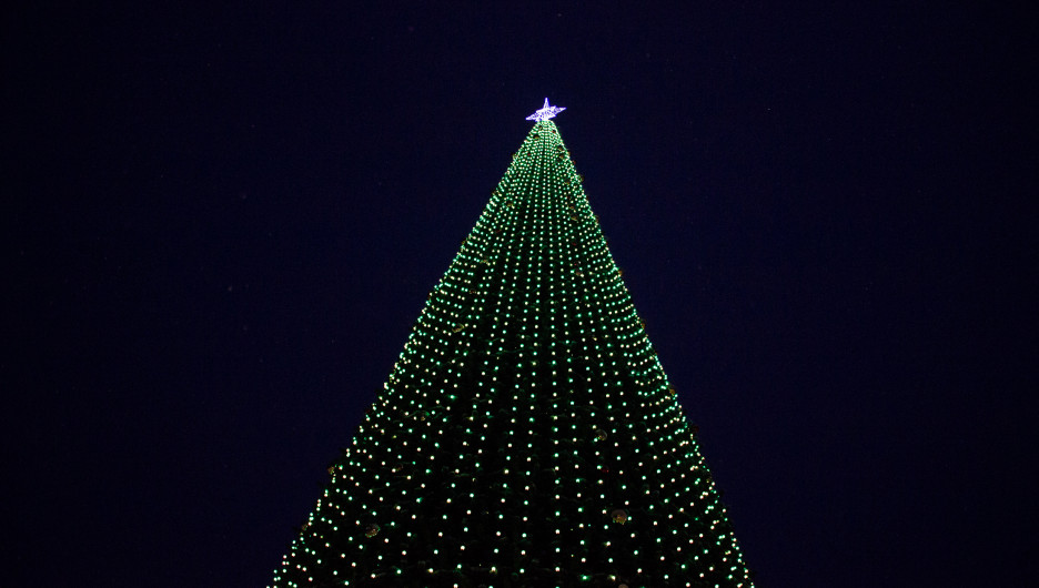 Новогодняя елка в Барнауле на площади Сахарова.