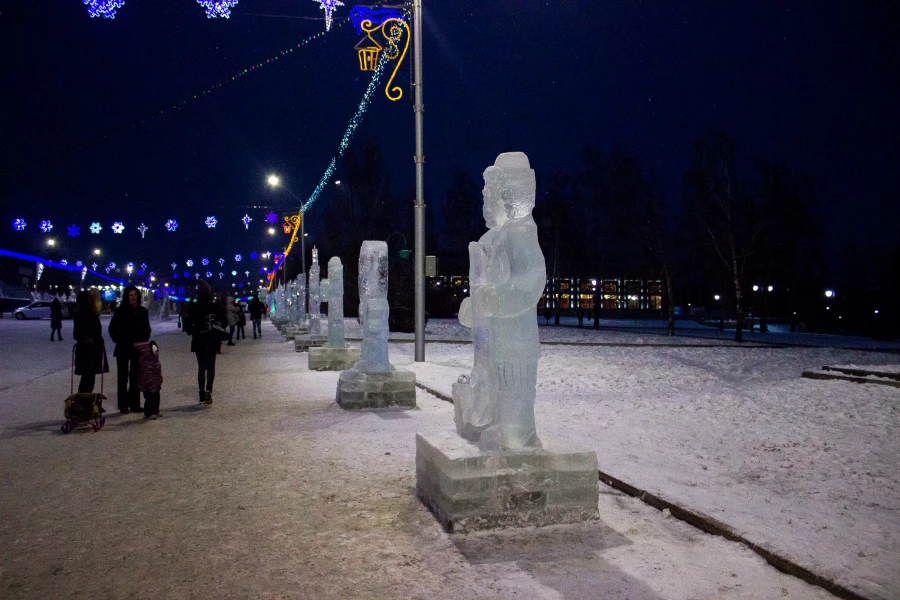 Новогодняя елка в Барнауле на площади Сахарова.