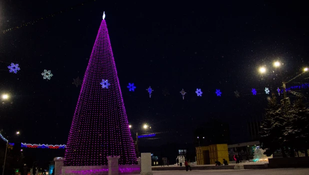 Новогодняя елка в Барнауле на площади Сахарова.