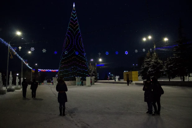 Новогодняя елка в Барнауле на площади Сахарова.