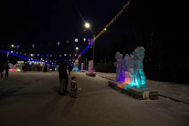 Новогодняя елка в Барнауле на площади Сахарова.