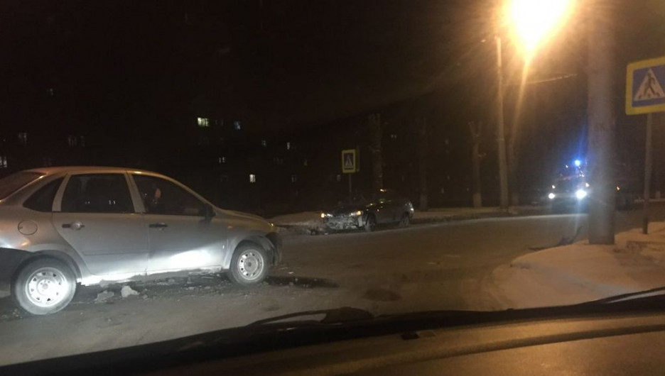 В Барнауле два человека пострадали в столкновении LADA и ВАЗа.