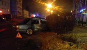 На Алтае Mercedes врезался в опору ЛЭП.